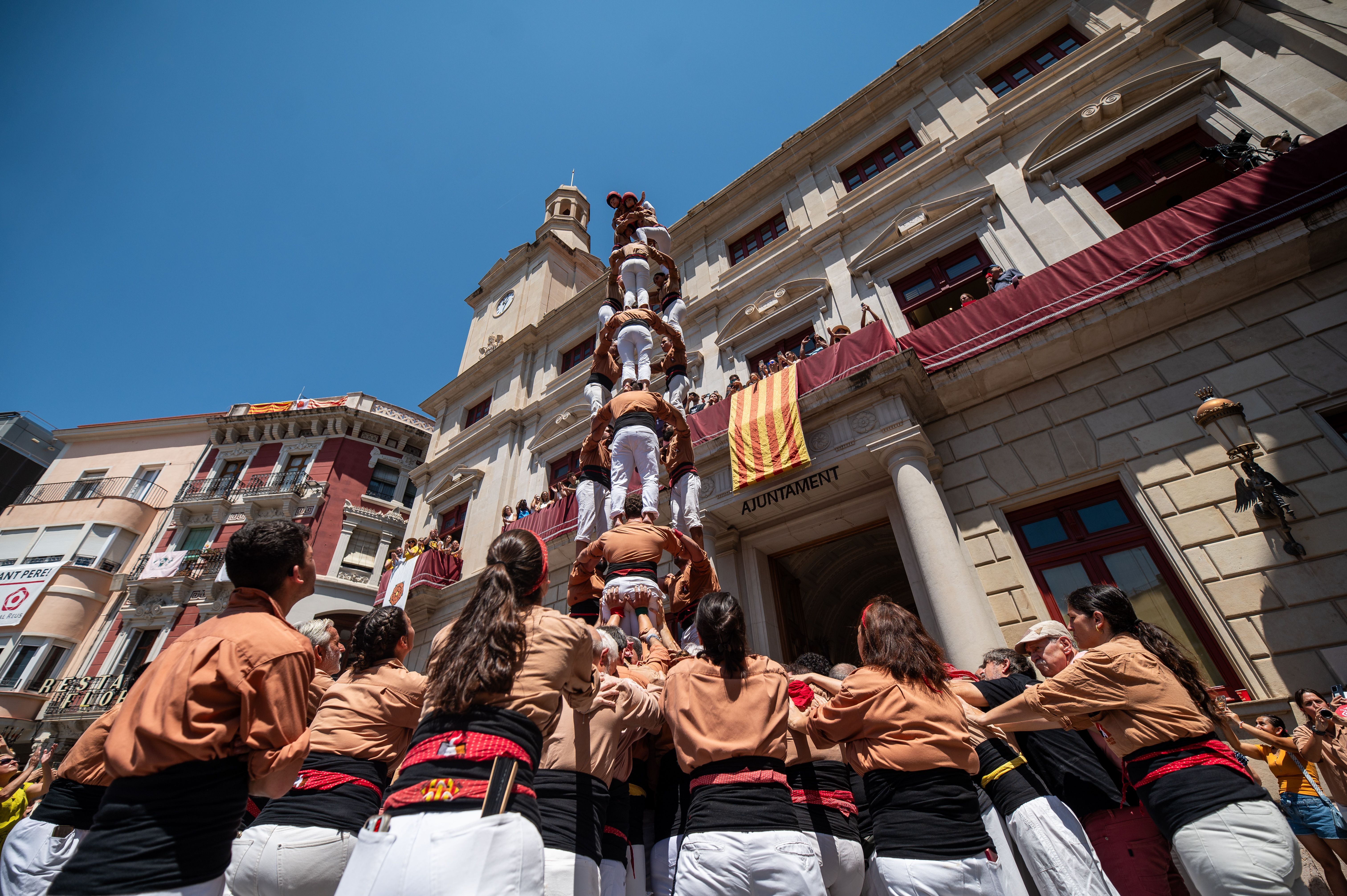 Exhibició castellera dels Xiquets de Reus durant el matí de Sant Pere 2026 a Reus