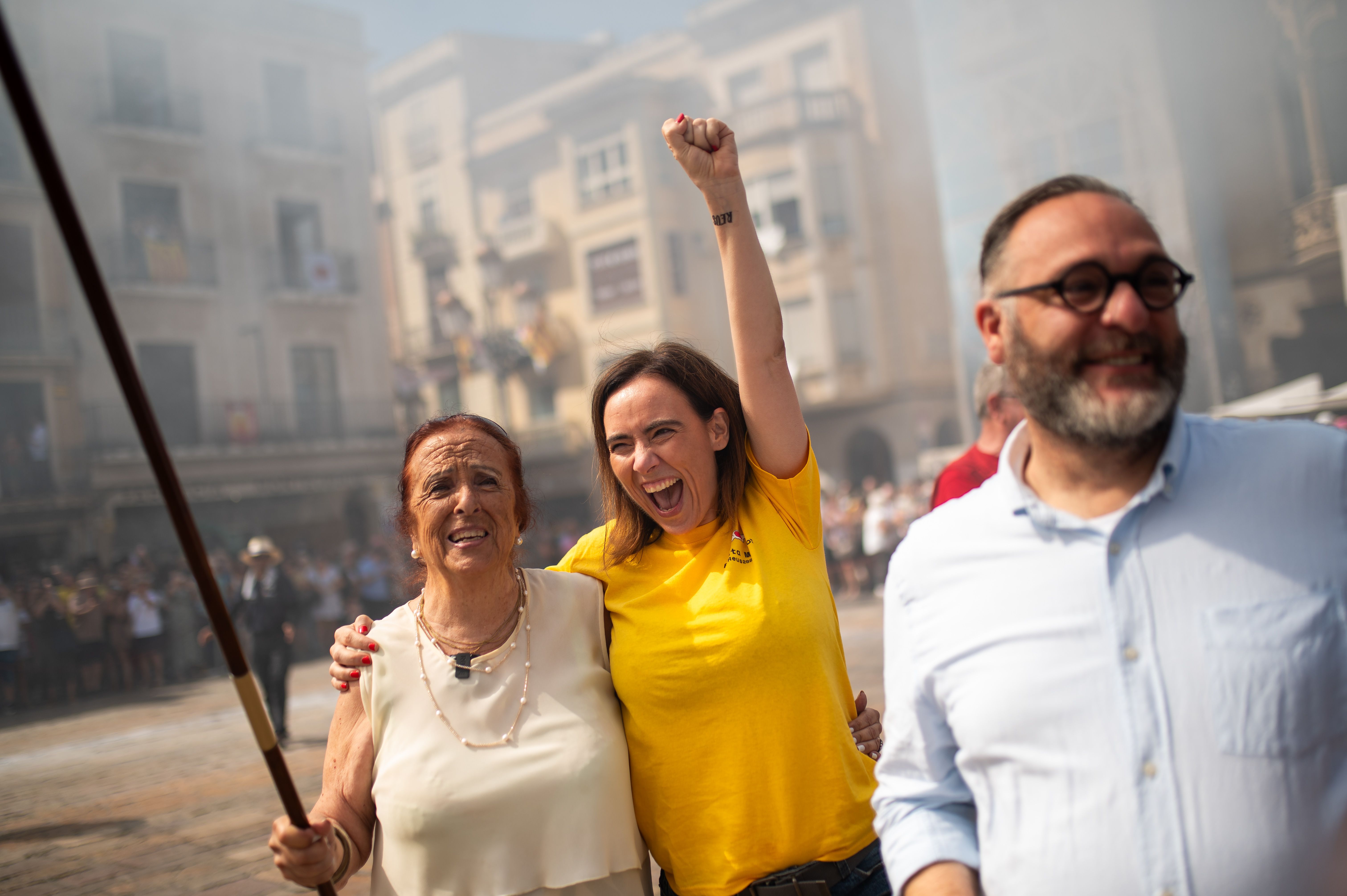 L'alcaldessa de Reus, Sandra Guaita, i el regidor de Cultura, Daniel Recasens, amb Maite Gaudí durant els actes festius del matí de Sant Pere 2026