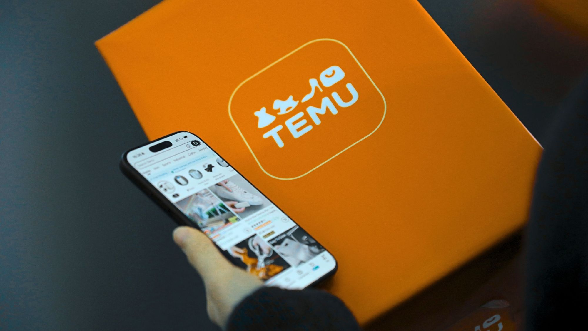 Un usuari fa servir un telèfon mòbil amb l'aplicació xinesa de comerç electrònic, Temu