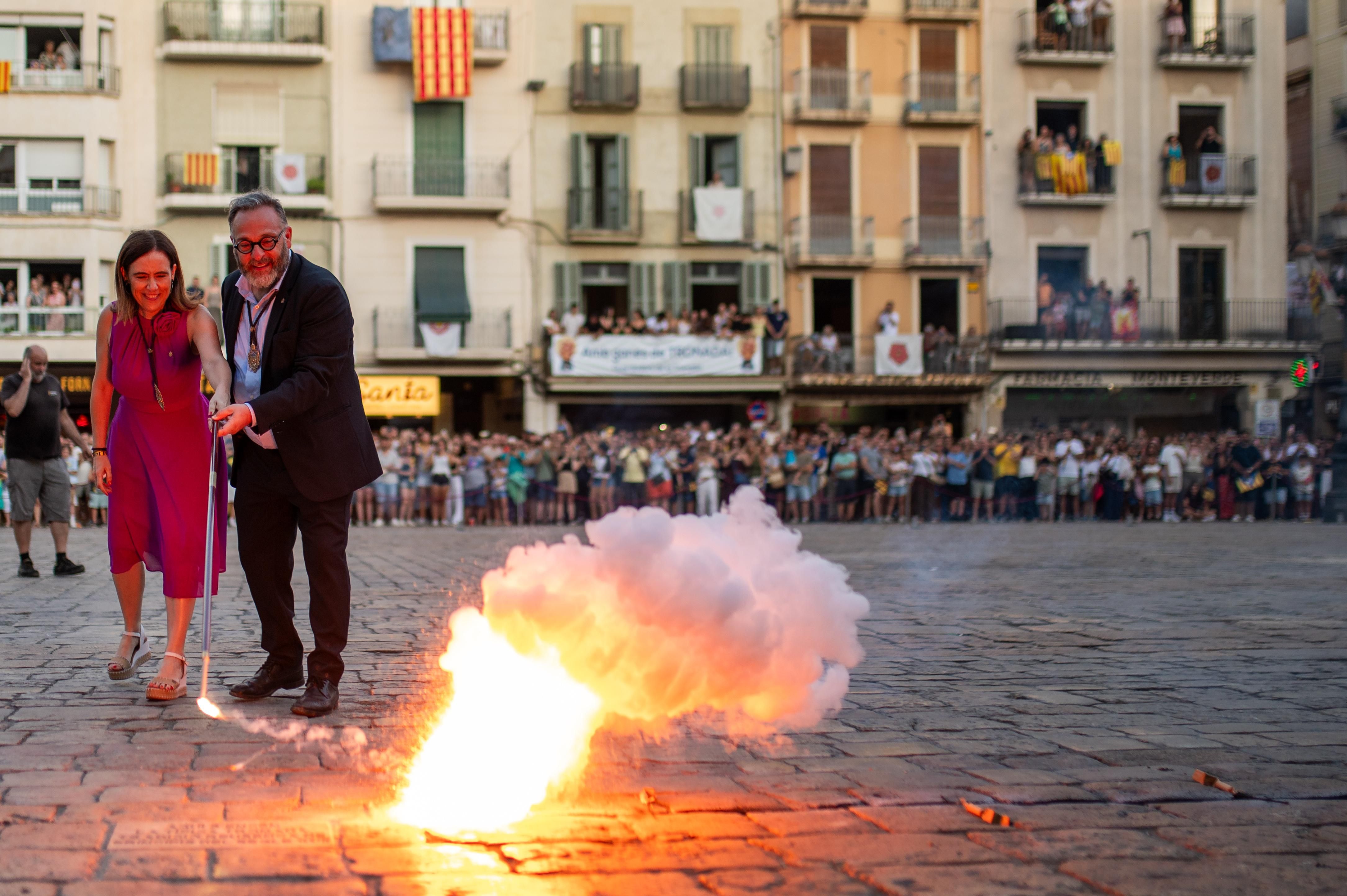 L'alcaldessa de Reus, Sandra Guaita, i el regidor de Cultura, Daniel Recasens, encenent la tronada del dia de Sant Pere