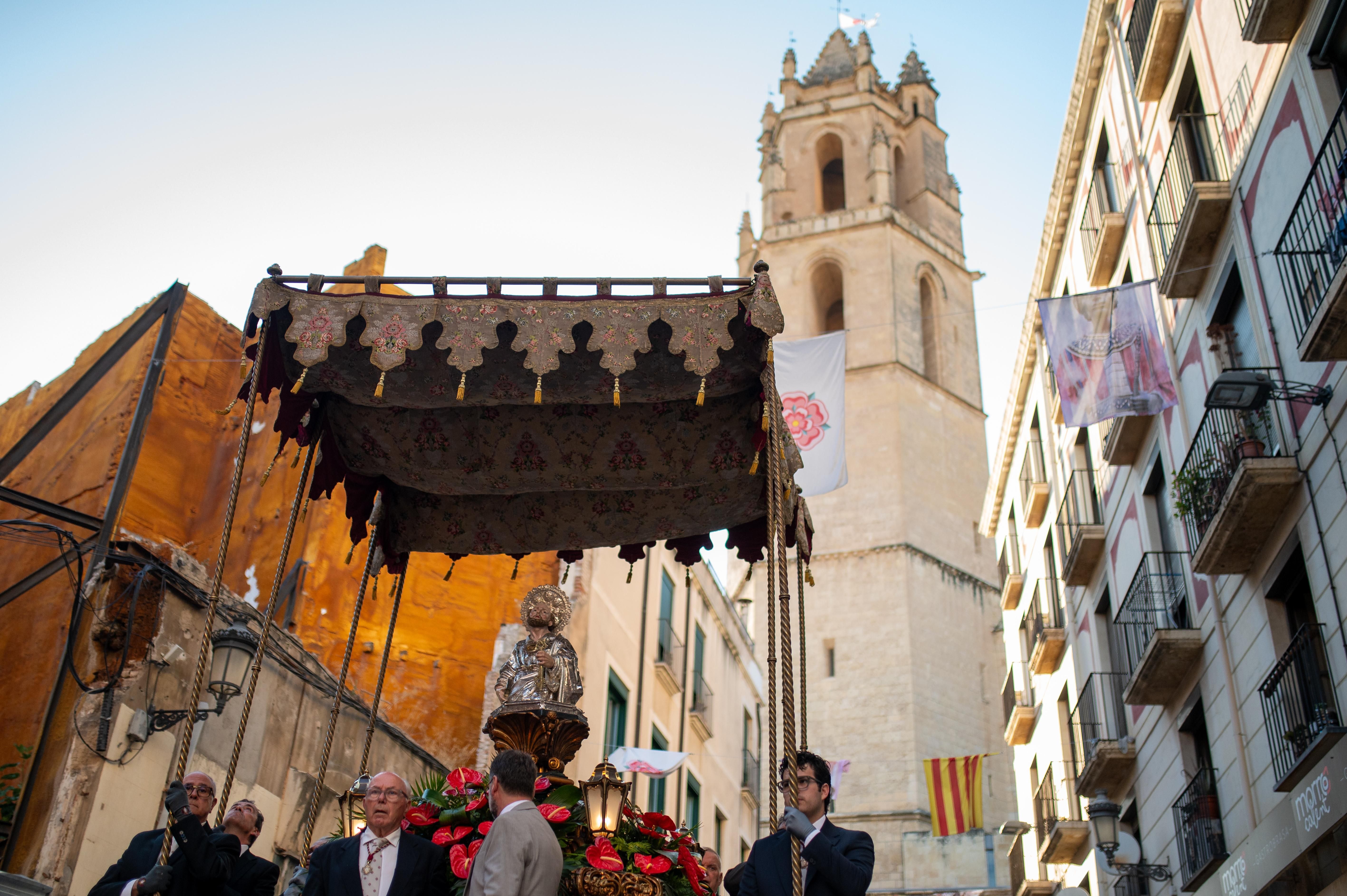 Imatge de Sant Pere en processó a Reus amb la Prioral al fons