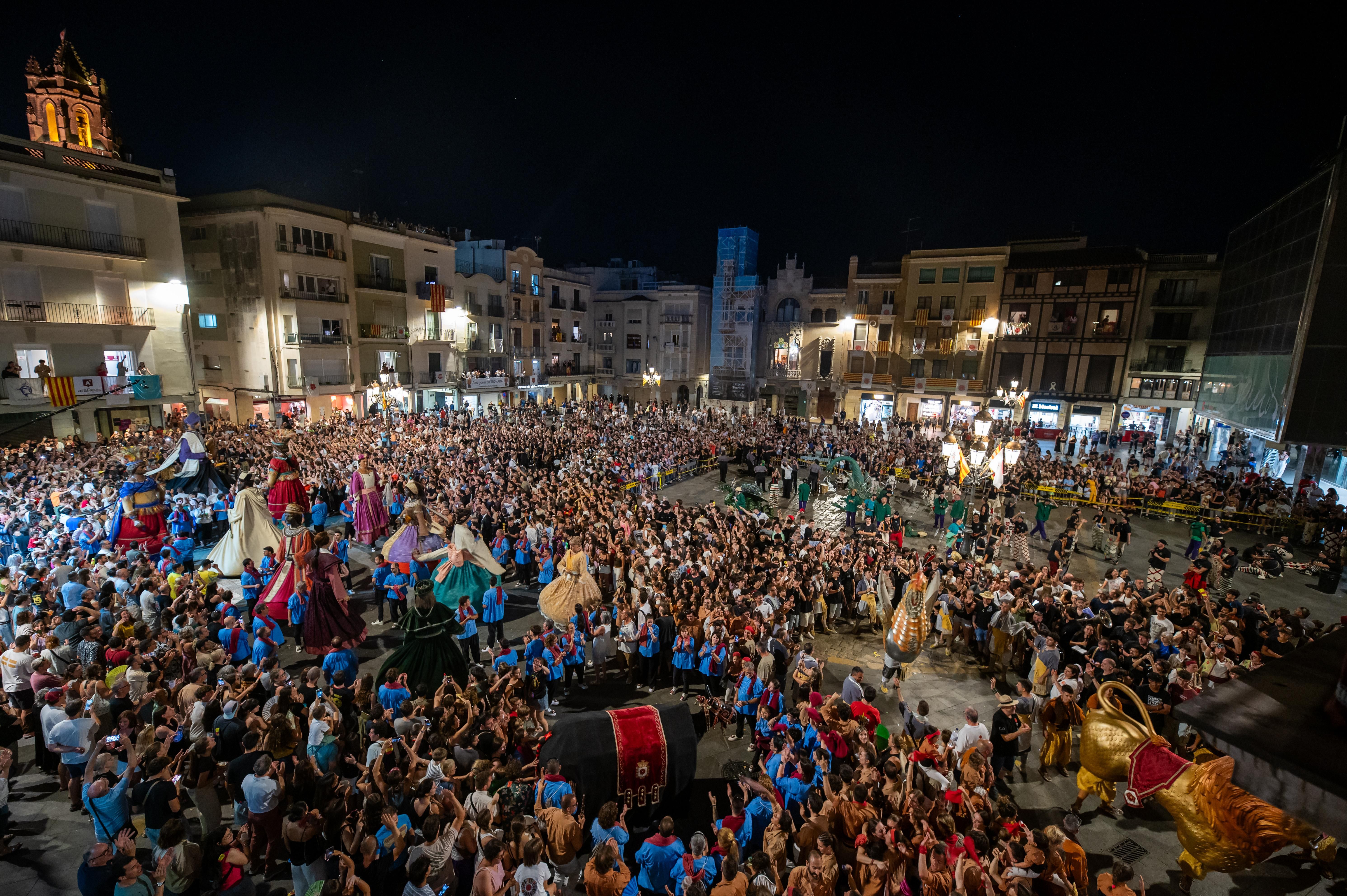 Reus acomiada Sant Pere amb la professó solemne, la darrera Tronada i el Seguici Festiu