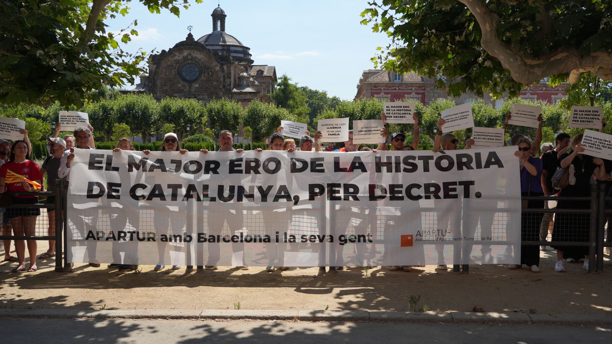 Protesta de Treballadors pel Lloguer Turístic i APARTUR davant del Parlament a favor dels habitatges d'ús turístic