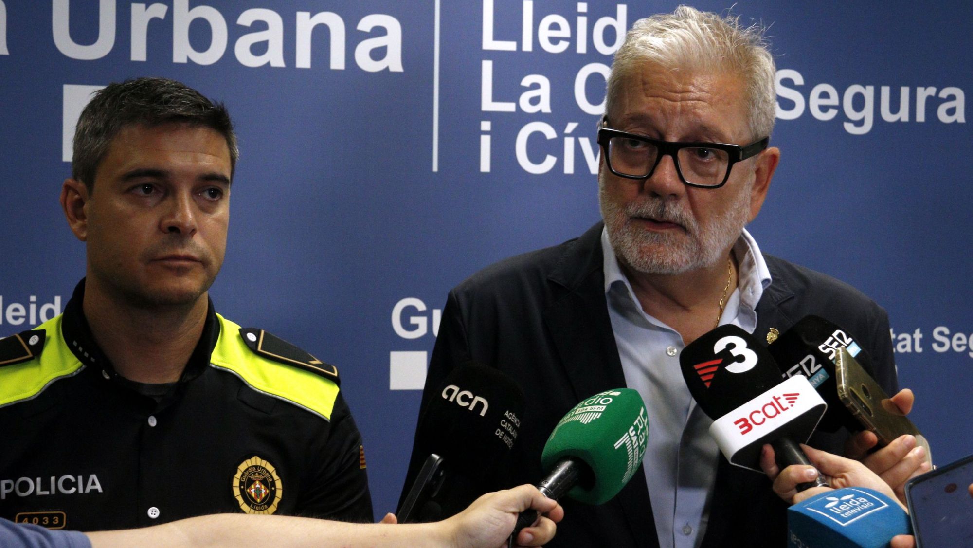 L'alcalde de Lleida, Fèlix Larrosa, i el portaveu de la Guàrdia Urbana de Lleida, Roberto Santaeufemia, en una atenció a mitjans per actualitzar la informació relativa a l'accident d'un autobús