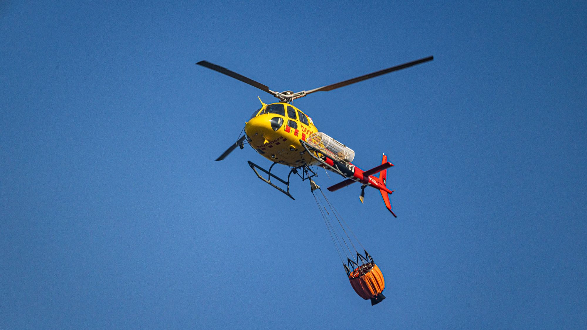 Un helicòpter de Bombers treballa a l'incendi de la Bisbal