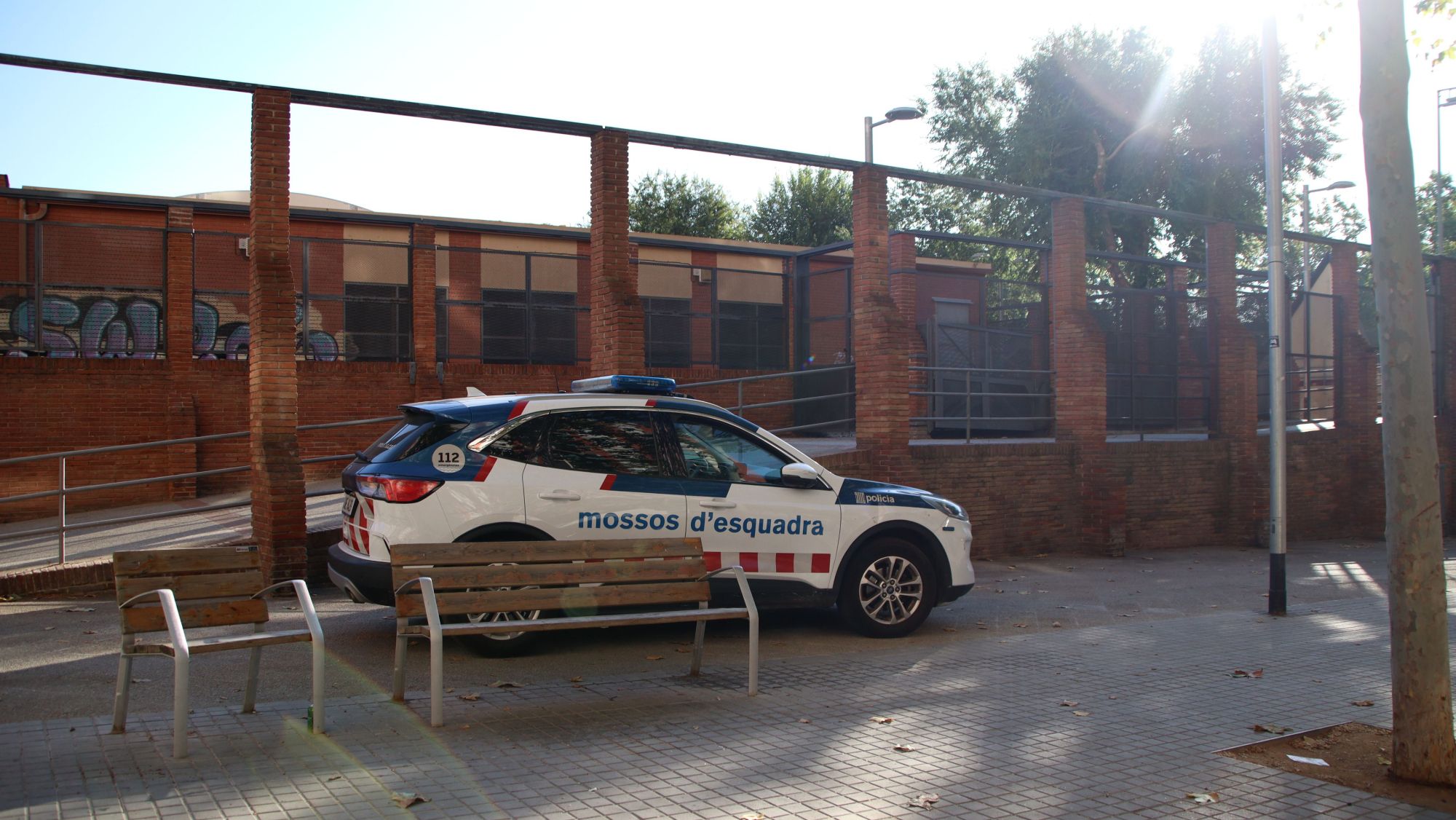 Un cotxe de Mossos en una de les entrades del Parc de la Pegaso de Barcelona on un menor de 15 anys va morir a trets