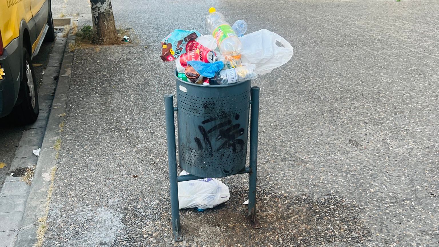 Una paperera plena de brossa a Girona | FOTO: X / @AnnaOlis