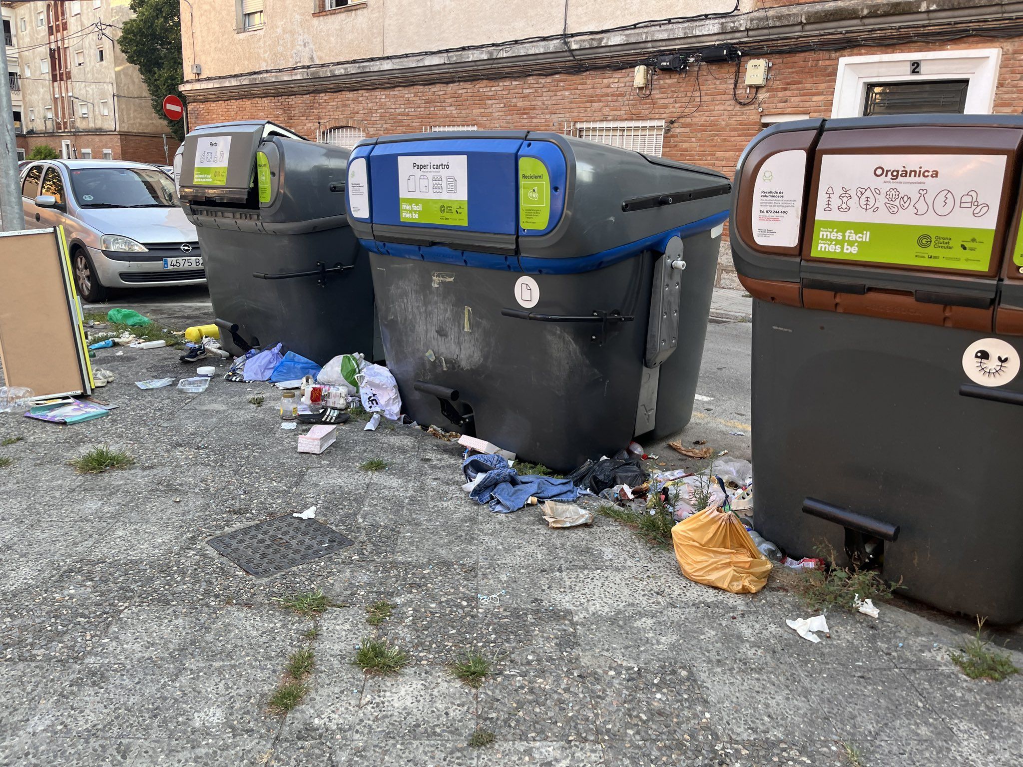 Contenidors envoltats de brutícia a Girona