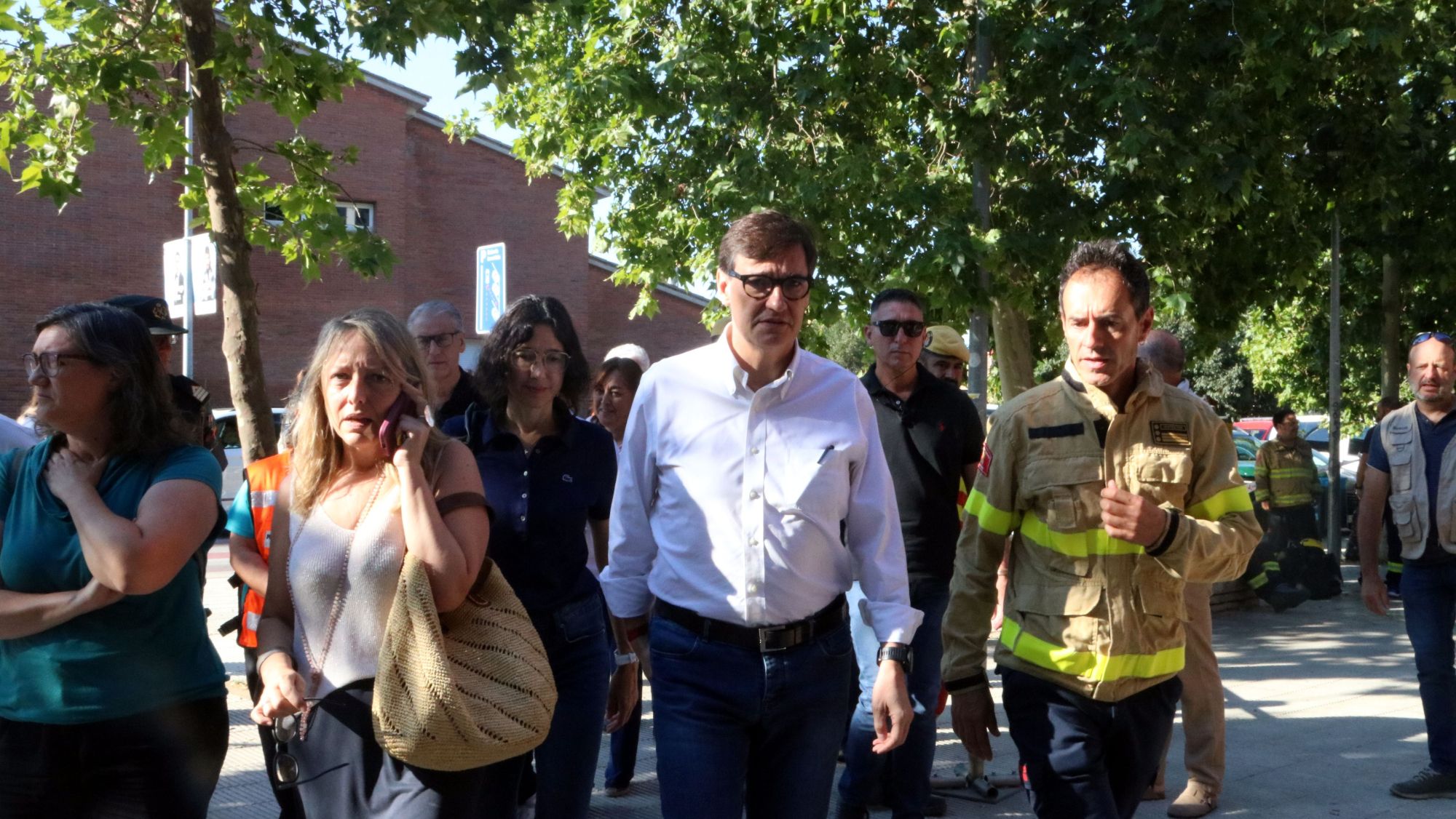 El president de la Generalitat, Salvador Illa, amb el cap dels Bombers, David Borell, a l'arribada a La Bisbal d'Empordà