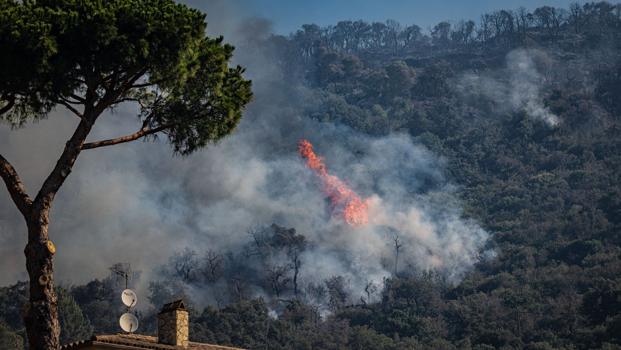 Vista de l'incendi des de la urbanització les Cabanyes de Calonge