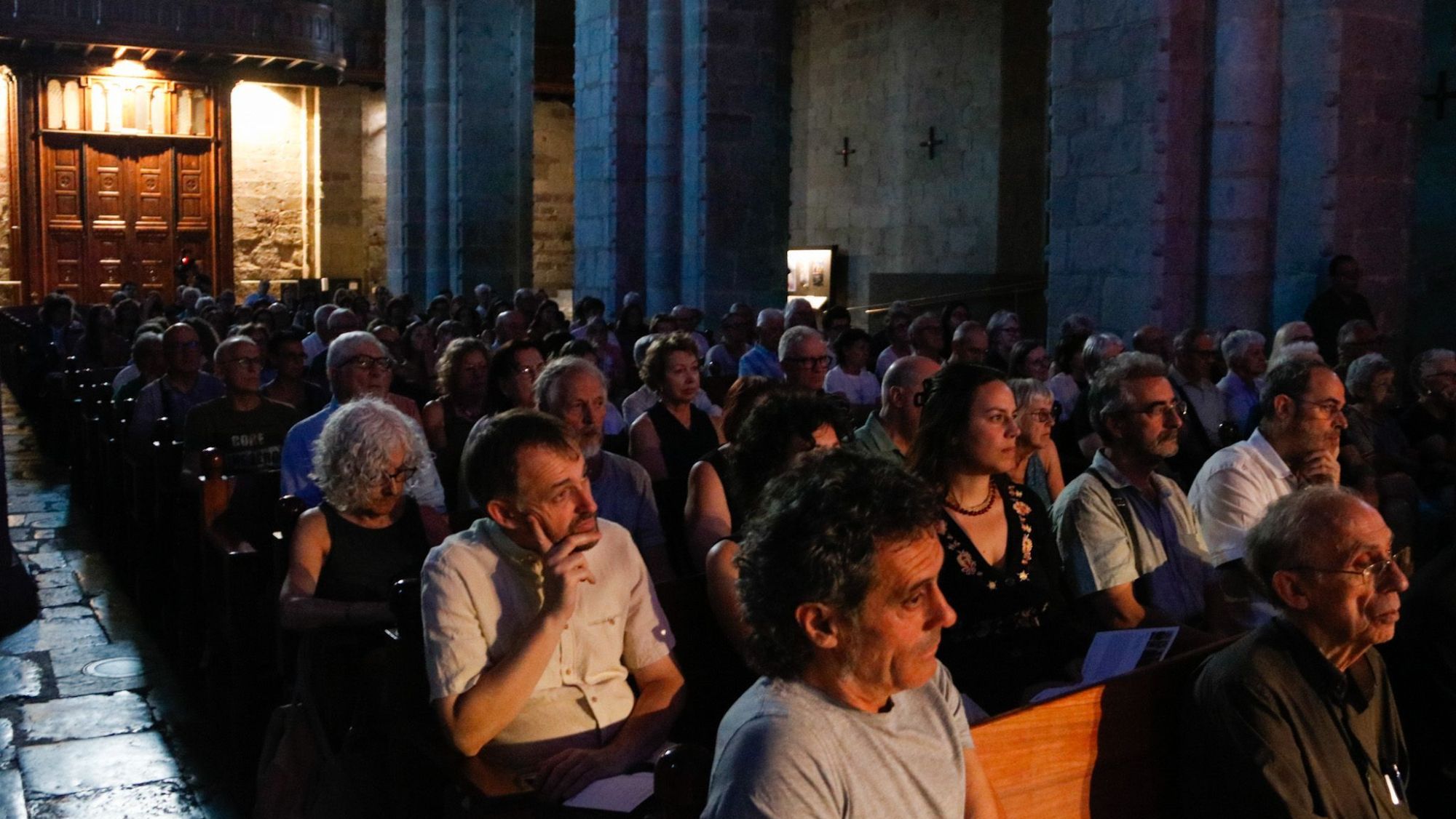Pla general del públic a l'interior de la catedral de Santa Maria de La Seu d'Urgell (1)