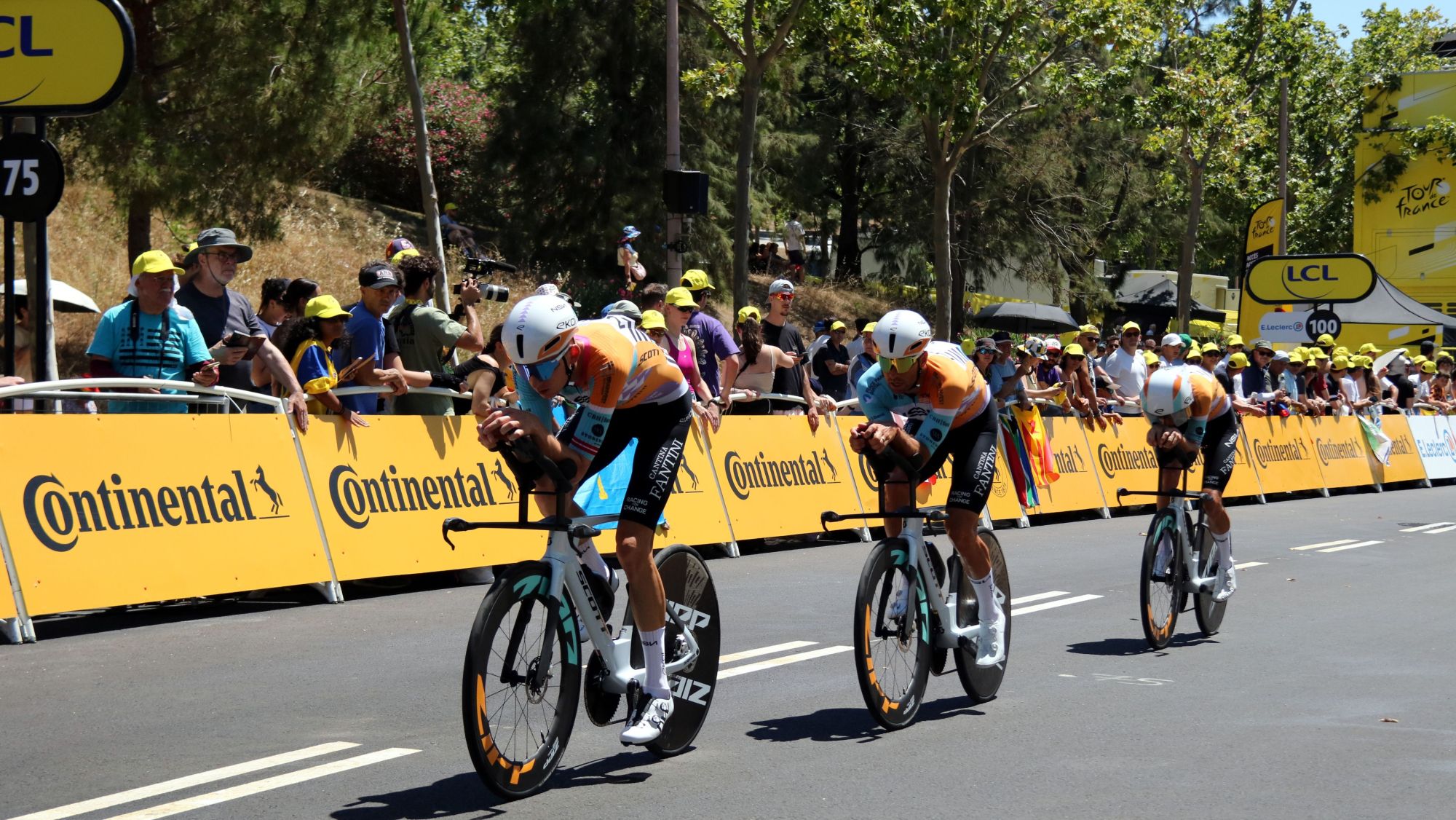 Un equip de ciclistes durant les proves abans de la contrarellotge del Tour de França