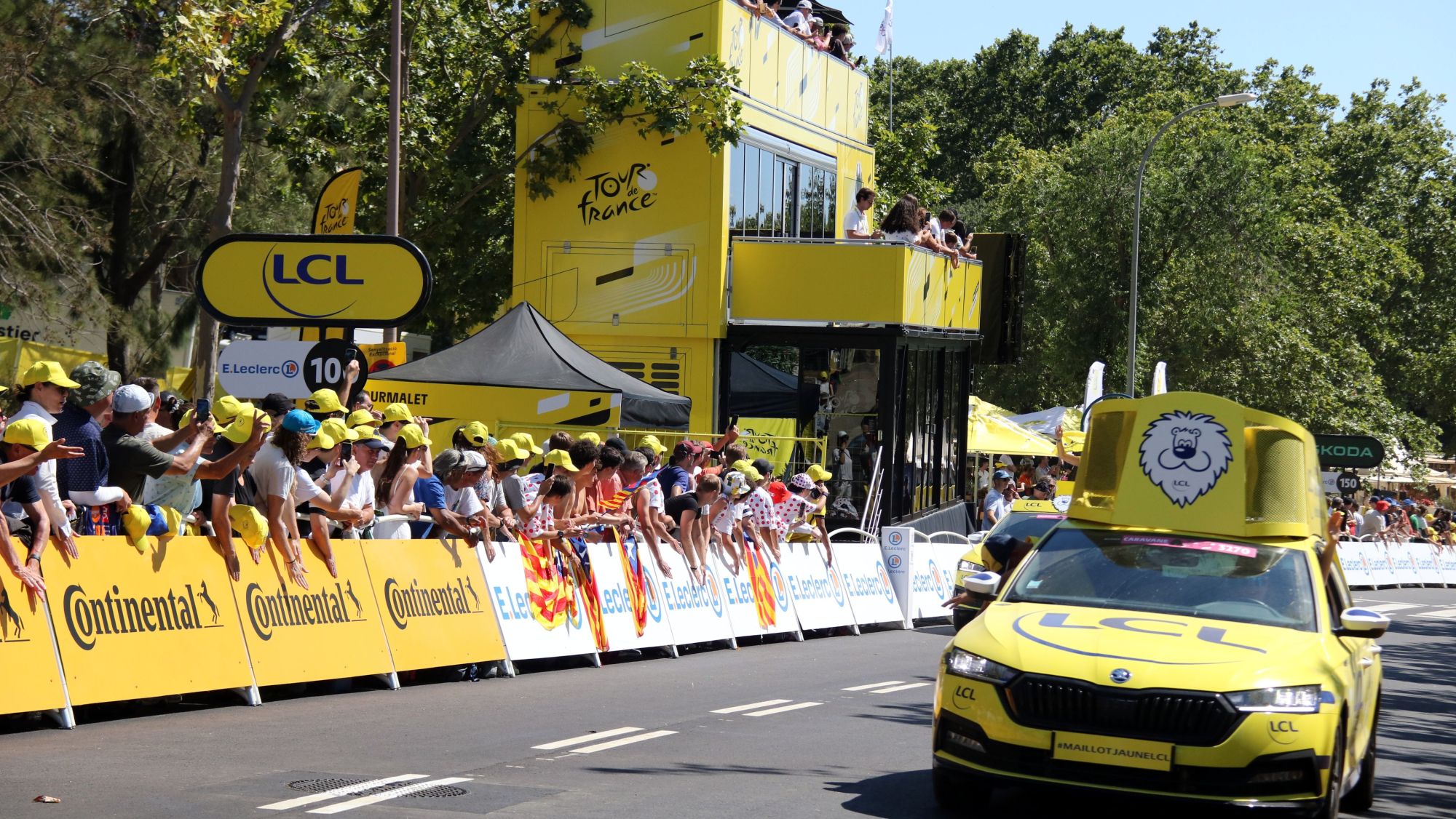 La caravana publicitària circula pel circuit del Tour abans de la contrarellotge per equips