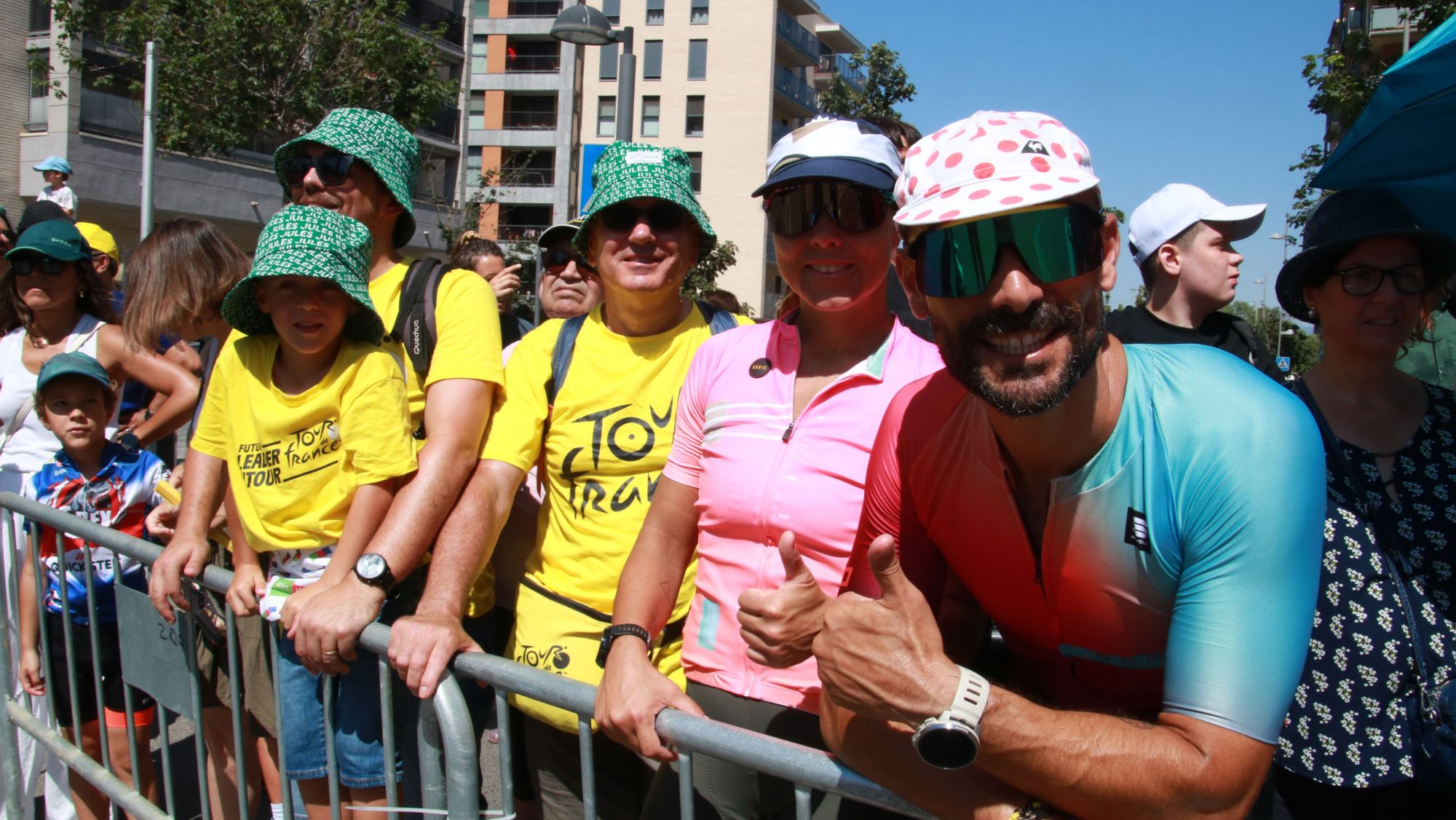 Un grup d'aficionats tarragonins, a l'espera del gran grup de Tour de França