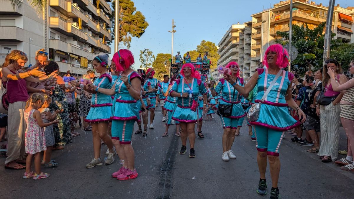 Milers de persones omplen els carrers de Salou en la segona edició de ‘Cors d’Estiu’ 2