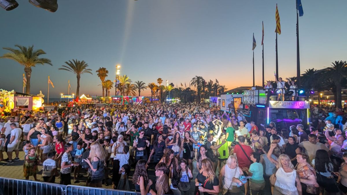 Milers de persones omplen els carrers de Salou en la segona edició de ‘Cors d’Estiu’