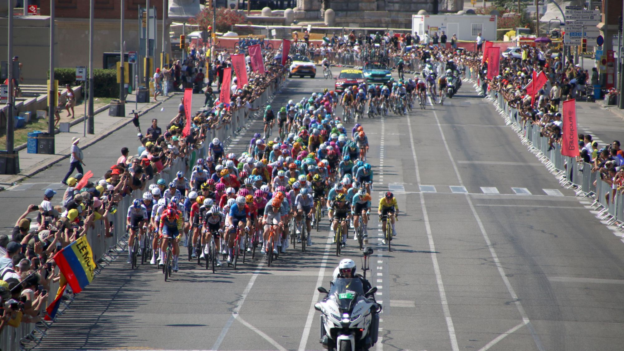 Els ciclistes del Tour arribant a les 16.56h al tram final de Montjuïc
