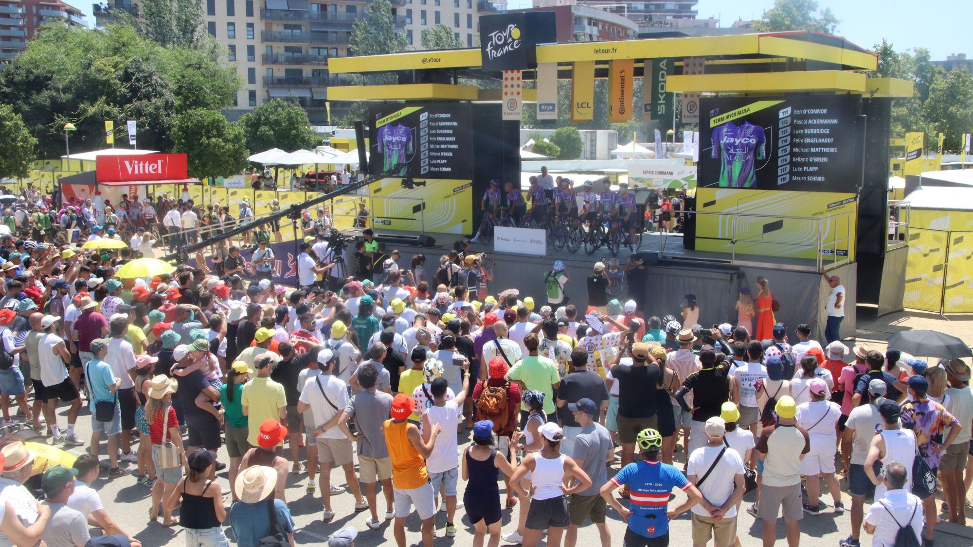Imatge de l'escenari al Parc del Francolí on s'ha fet la presentació dels equips i el control de signatures, en l'inici de la segona etapa del Tour de França a Tarragona