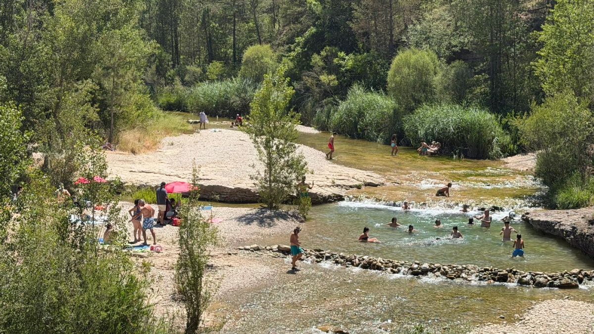 Gent banyant se a la Ribera Salada vora el nucli d’Ogern, al municipi de Bassella, per resguardar se de la calor