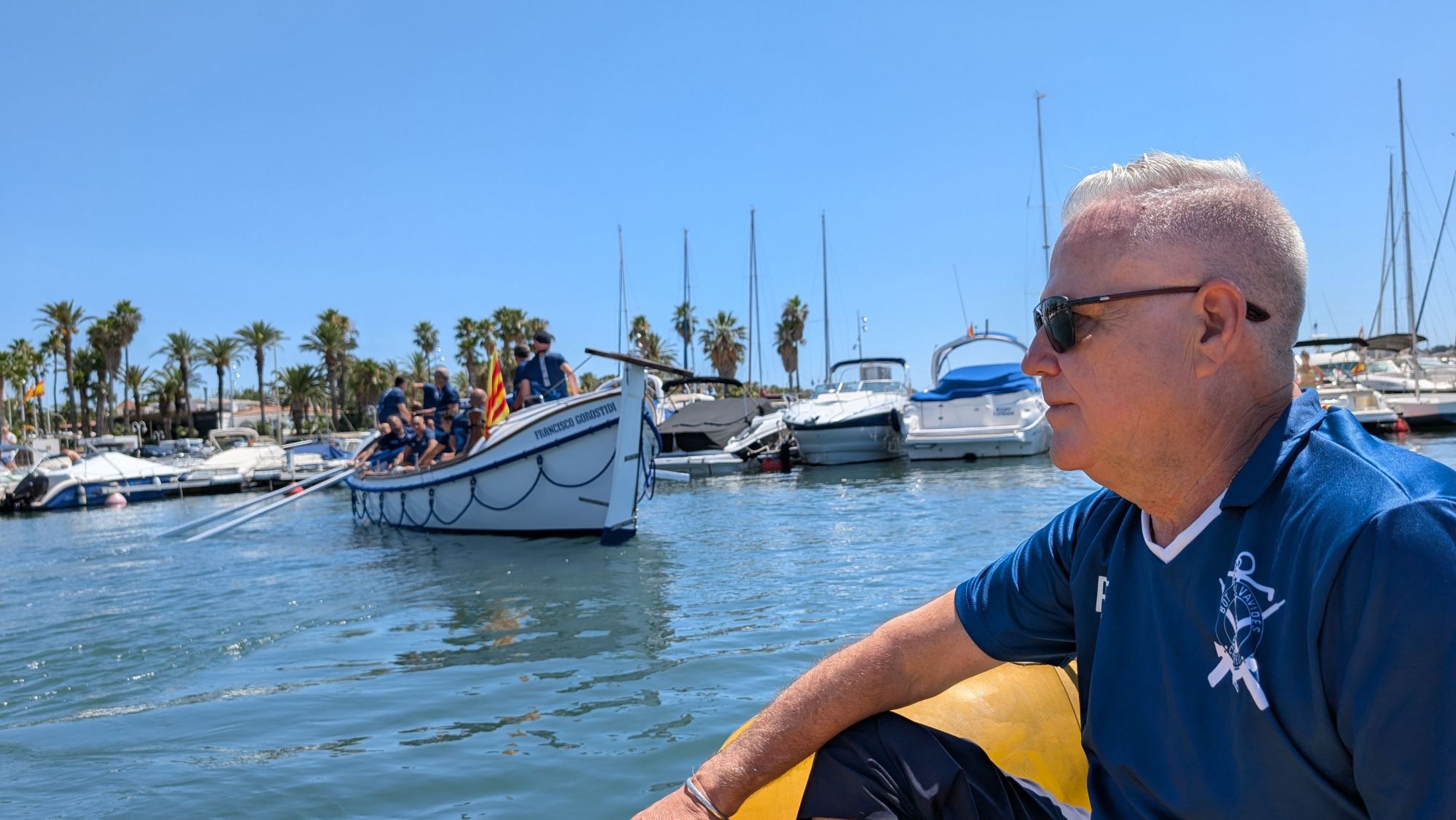 L'alcalde de Salou, Pere Granados, amb el Bot Salvavides de Calafell