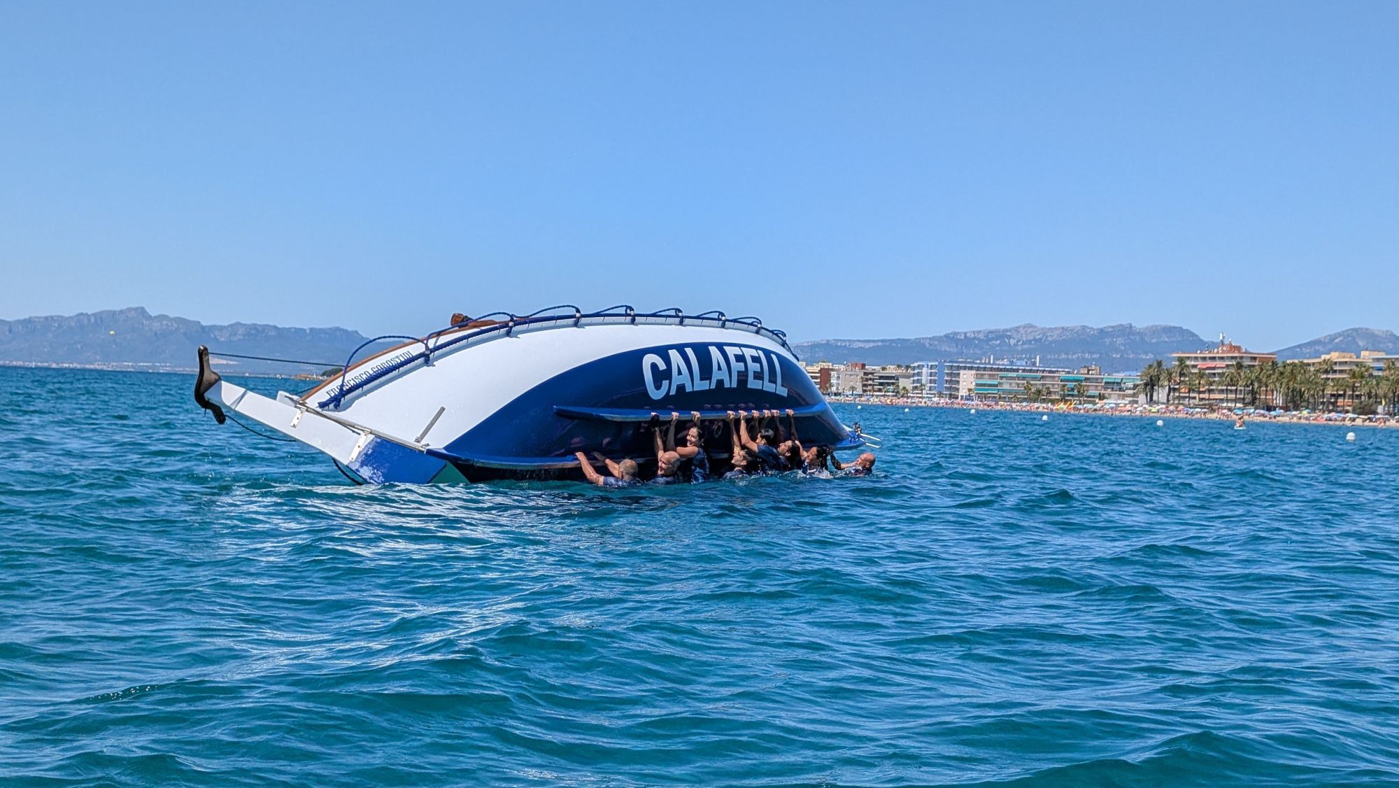 El Bot Salvavides de Calafell de cap per avall a Salou