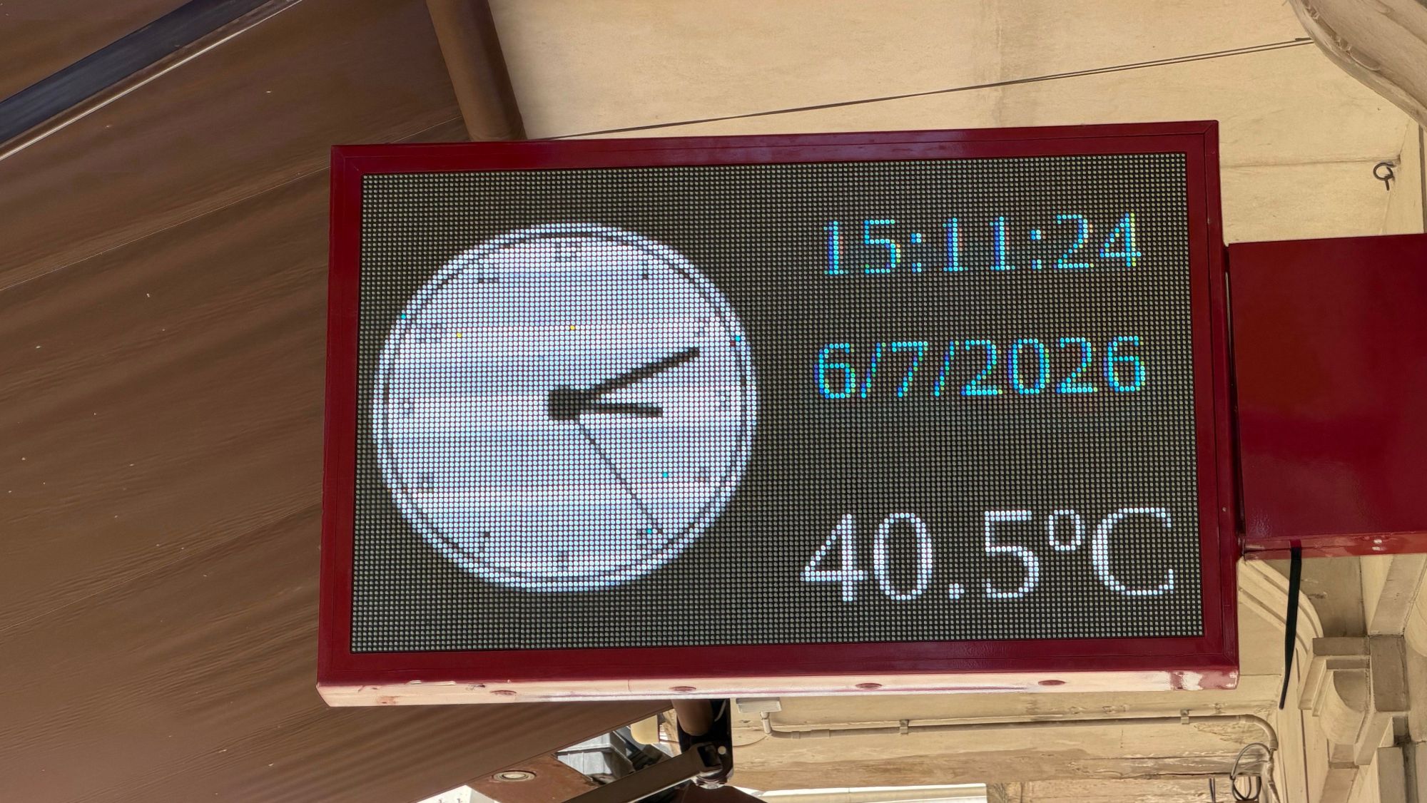 Un termòmetre de carrer marca 40,5 graus a Lleida a les 15 hores