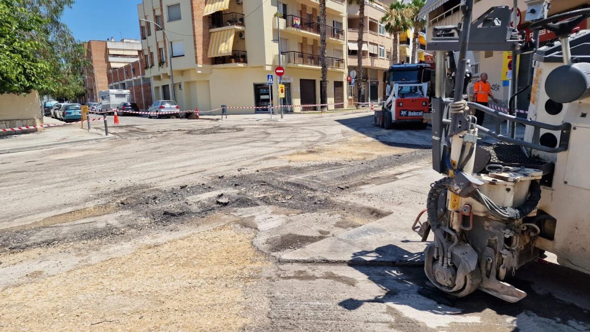 Obres per reasfaltar carreteres a Sant Pere de Ribes