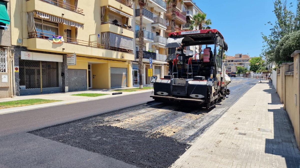 Treballs de reasfaltat a Sant Pere de Ribes