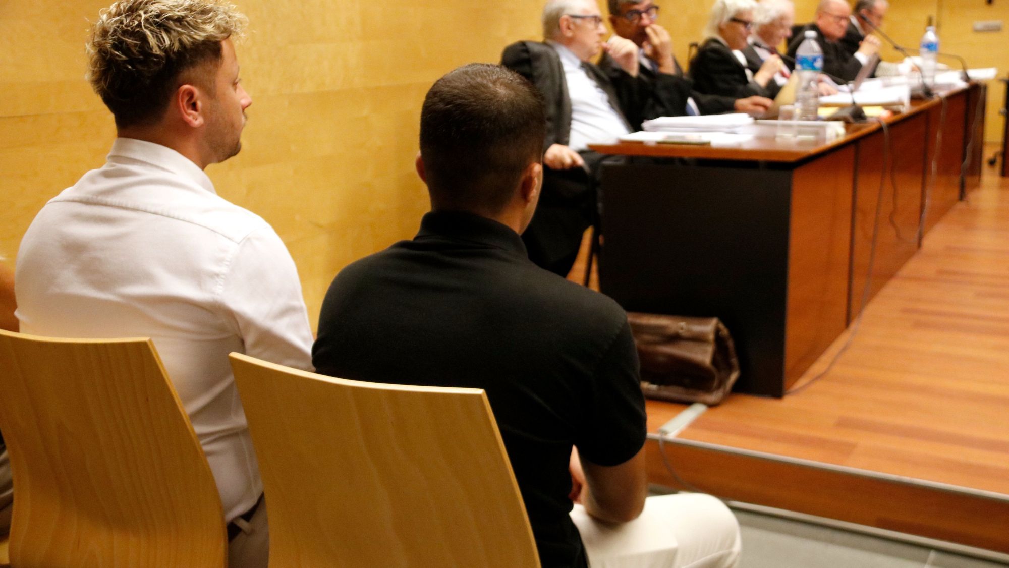 Vestit de negre, el conductor acusat d'atropellar una ciclsita als Àngels i, de blanc, el copilot