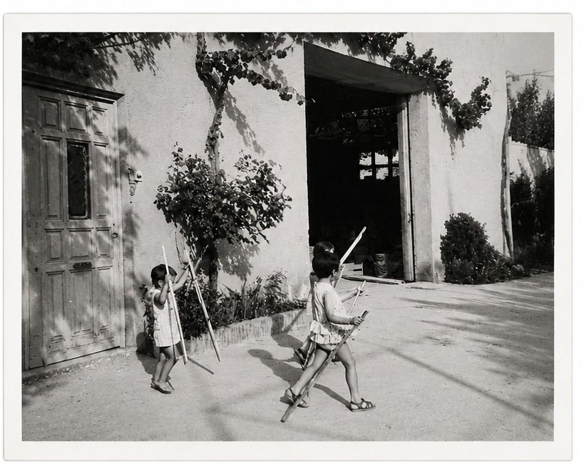 Imagen antigua de niños jugando en la Huerta de Lleida. Foto: Violant Cervera.