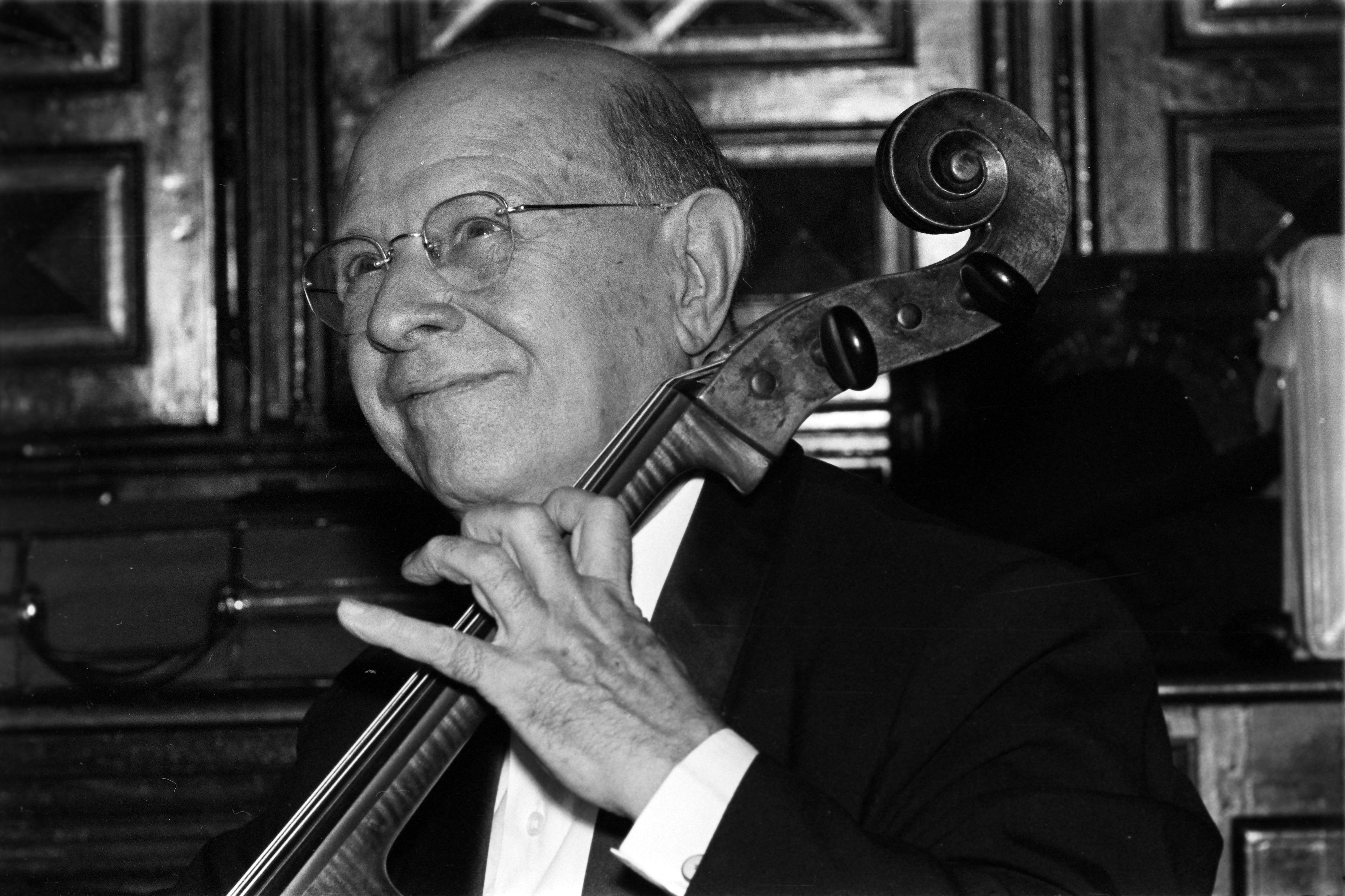 Pau Casals tocando el violonchelo durante el Festival de Prada de Conflent. Foto: Frank Gehbauer, c. 1965. Fundació Pau Casals.