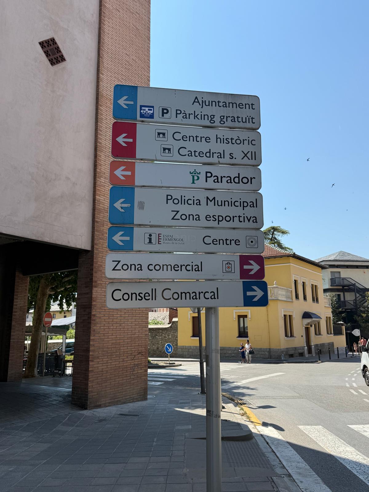 Senyalització vella a la Seu d'Urgell