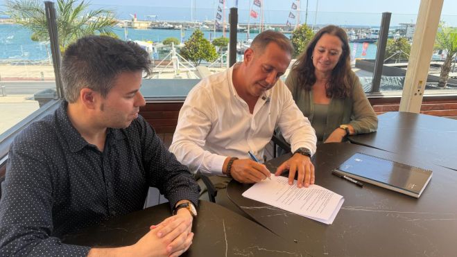 Moment de la signatura d'Enric Daza