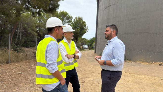 Alcalde de Torredembarra, Raúl Garcia, amb David Gall, director de Veolia a Camp Ebre, i Adrià Fort, cap de Distribució Camp Ebre