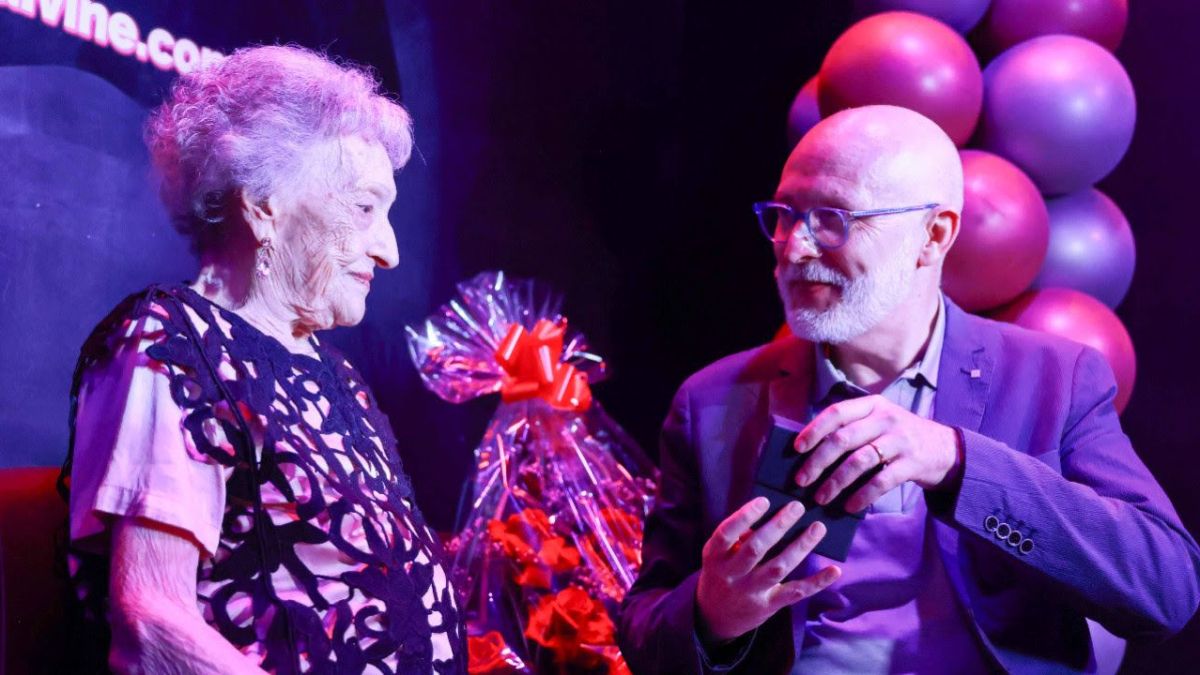 El director general de la Gent Gran, Pedro Cano, entrega la Medalla Centenària a Pepita Bernat durant la festa sorpresa del seu 107è aniversari.