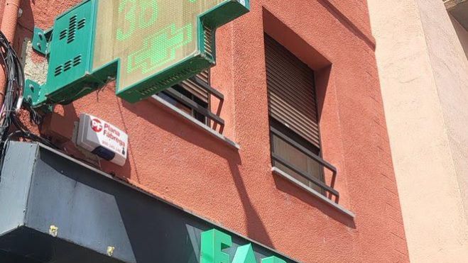Termòmetre d'una farmàcia de la Seu a l'estiu 2025 (Junts per la Seu)