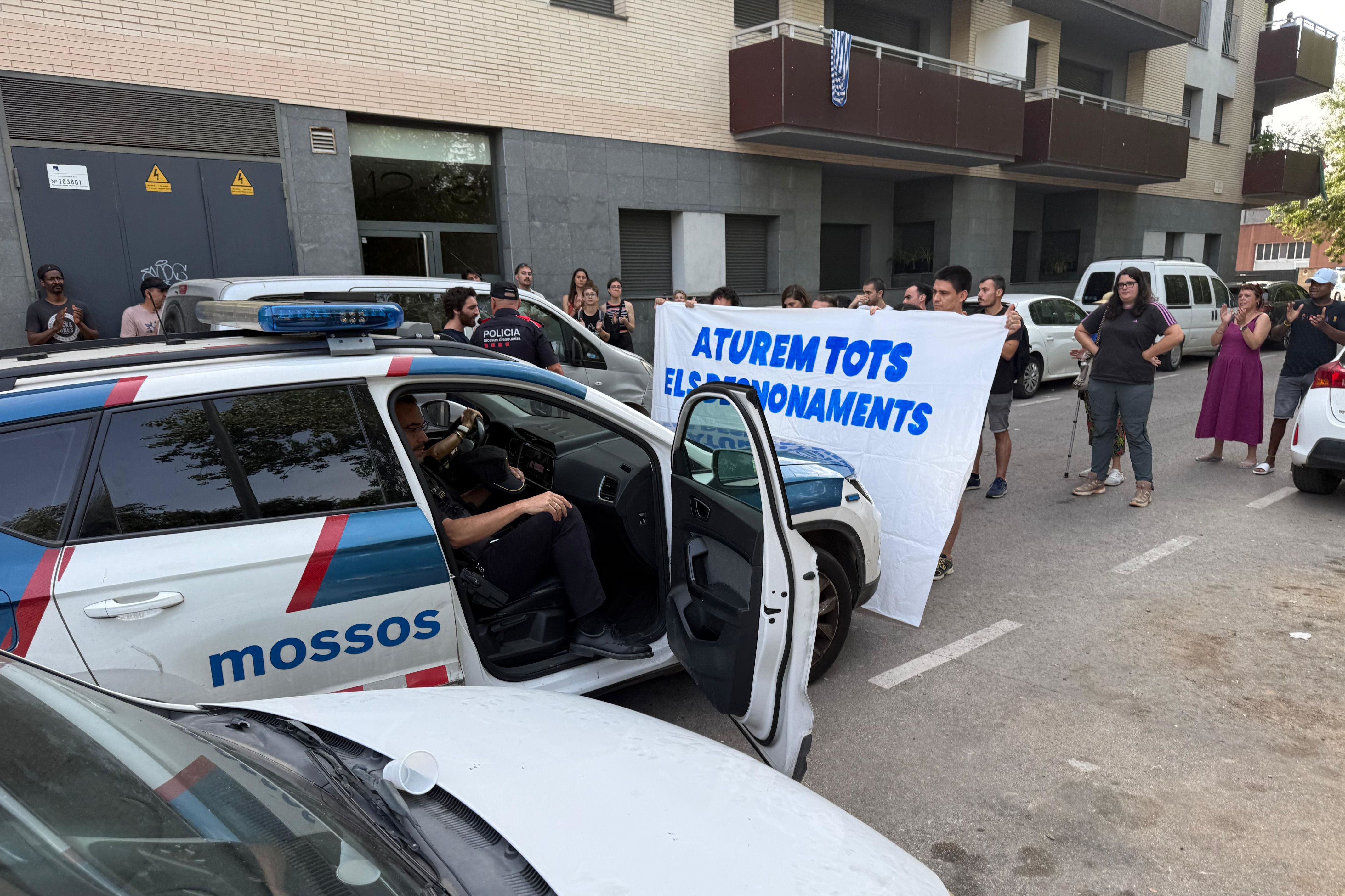El Sindicato de Vivienda de Girona impidiendo el paso a los Mossos delante del bloque de Sant Narcís