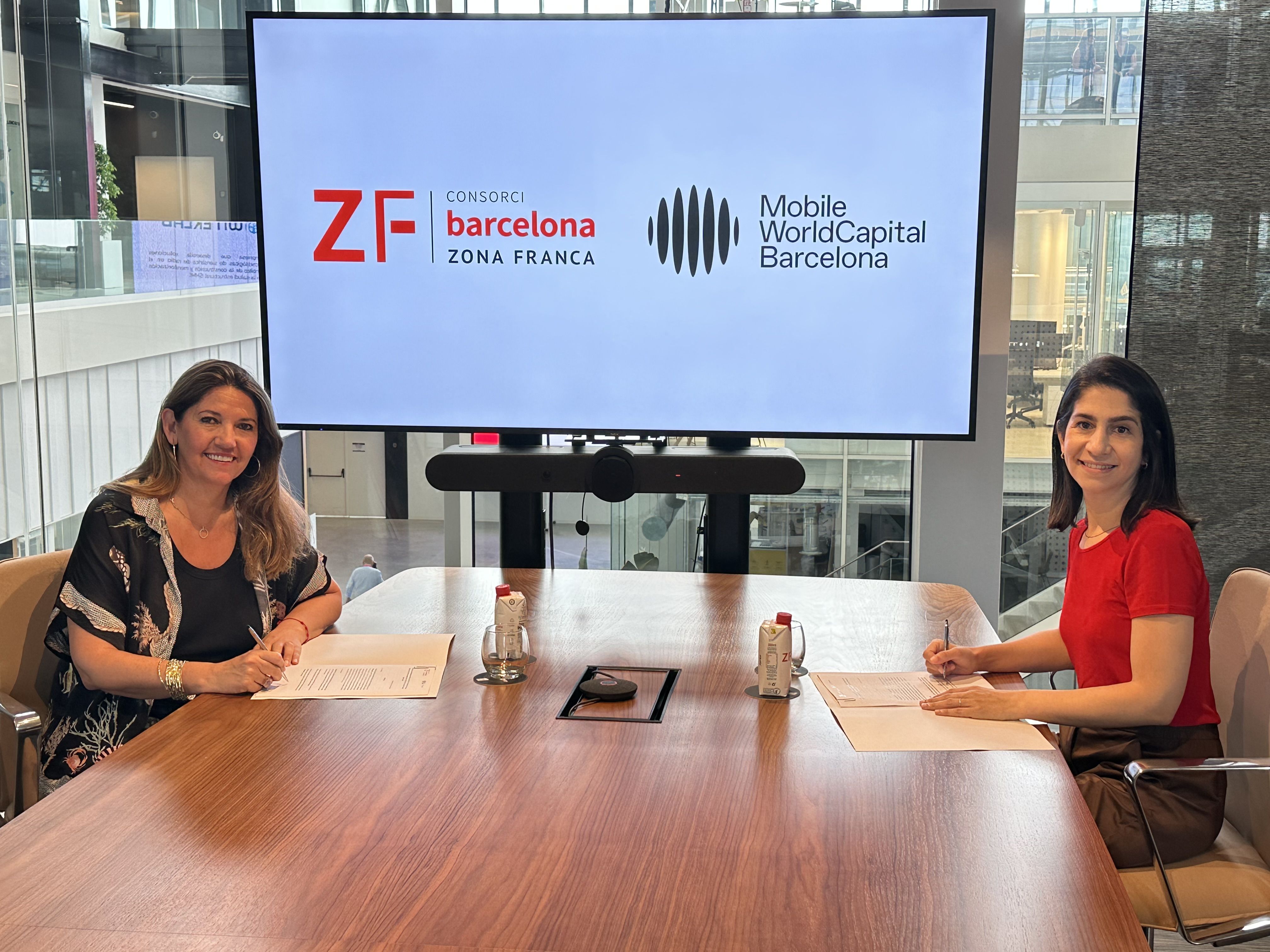 Blanca Sorigué, directora general del CZFB, i Laia Corbella, directora general de MWCapital, durant la signatura de l’acord