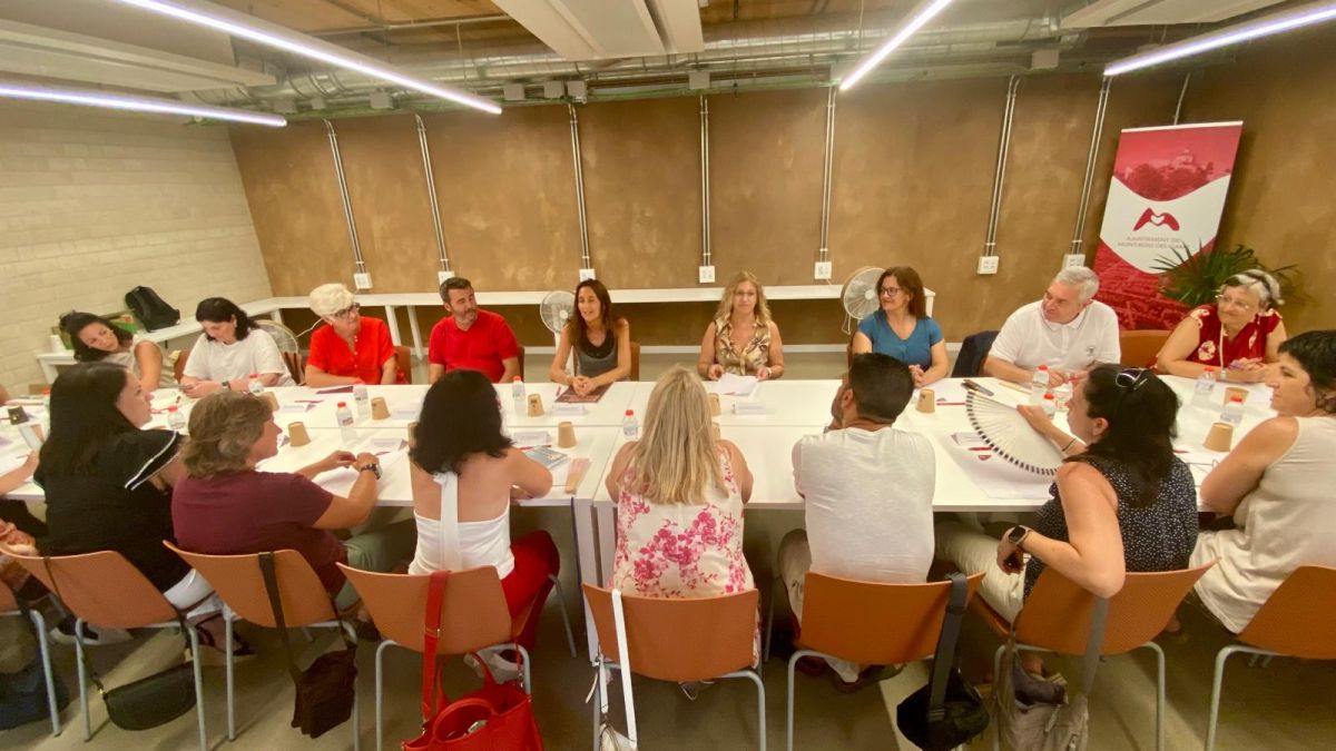 Esther Niubó visita la comunitat educativa de Miami Platja 1