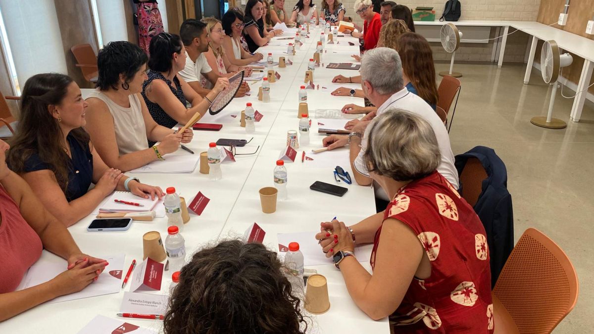 Esther Niubó visita la comunitat educativa de Miami Platja 2