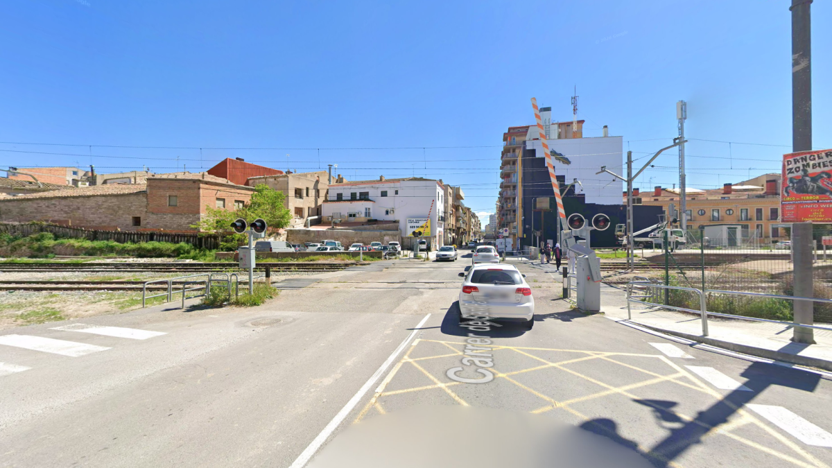 Pas a nivell a les vies del tren al carrer de sant pelegrí de Tàrrega