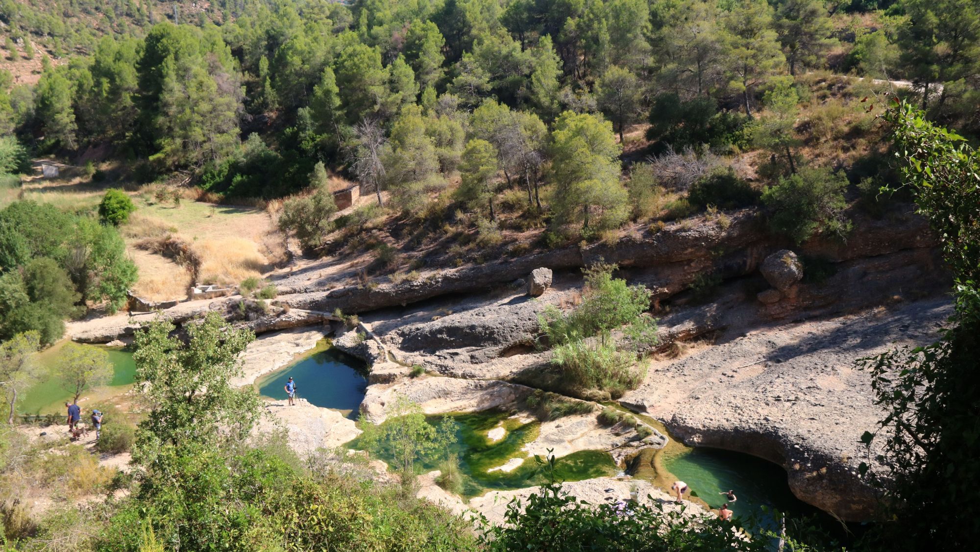 Vista general de l'espai de bany de les Olles, al riu Canaletes, entre Horta de Sant Joan i Bot