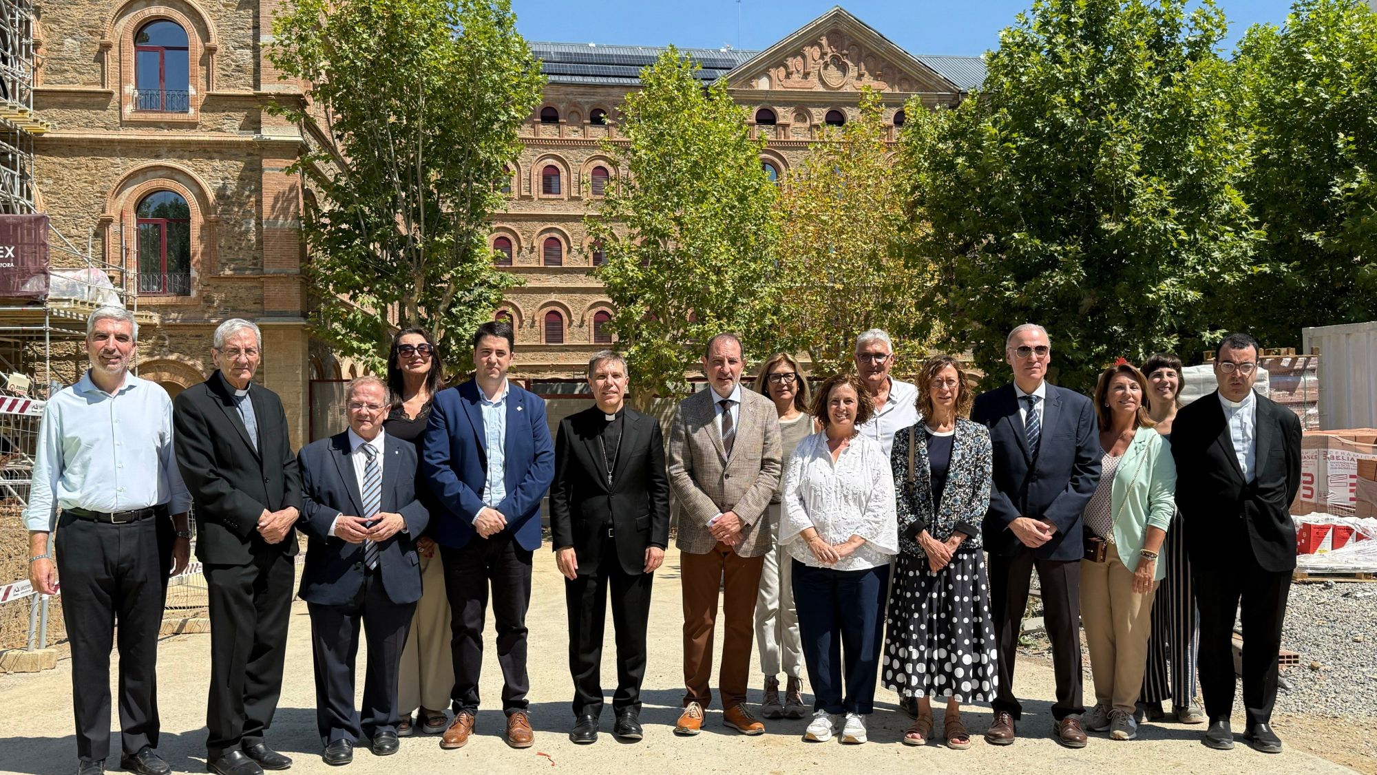 Ramon Espadaler ha visitat les obres del futur centre de salut mental Sant Lluís de la Seu d'Urgell acompanyat del bisbe d’Urgell, Josep Lluís Serrano, i de l’alcalde Joan Barrera (2)