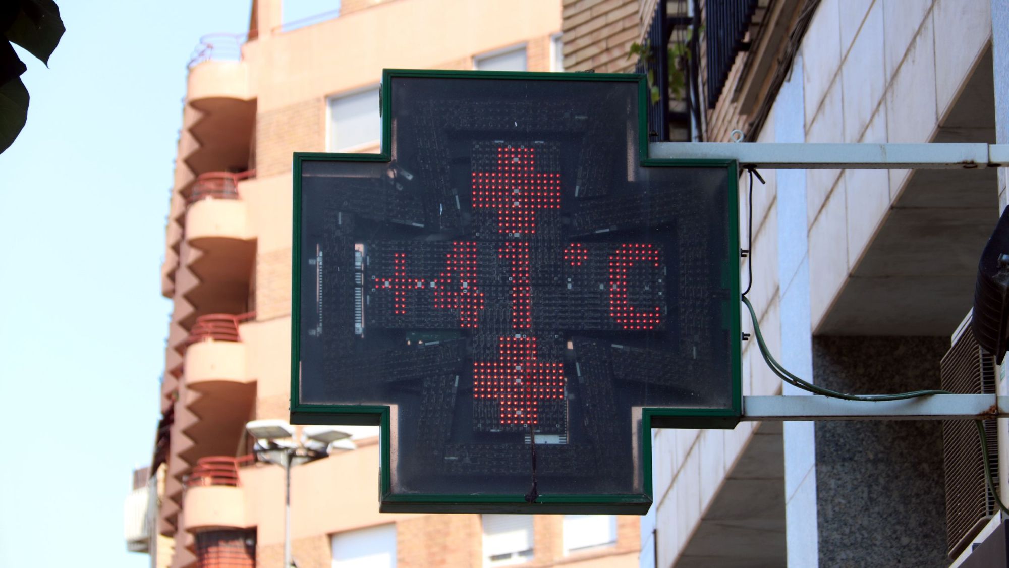 Un termòmetre de carrer marca 41 graus a Lleida en plena onada de calor