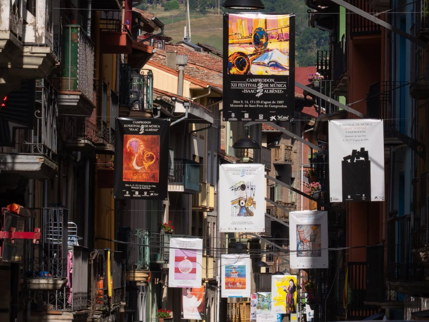 El carrer València de Camprodon s'omple dels cartells de les 40 edicions del Festival Isaac Albéniz