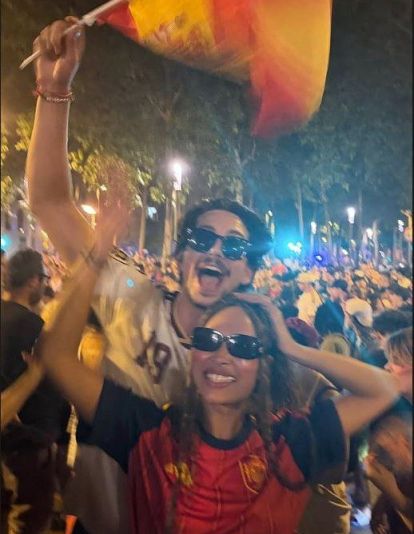L'actor Milo Manheim en una imatge a les seves xarxes pels carrers de Girona durant la final del Mundial