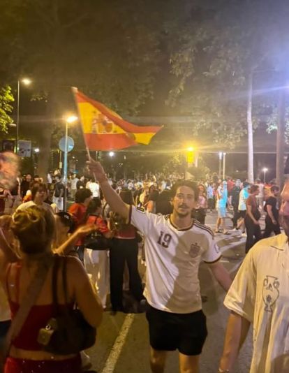 Milo Manheim va publicar diverses imatges d'ell celebrant la victòria d'Espanya