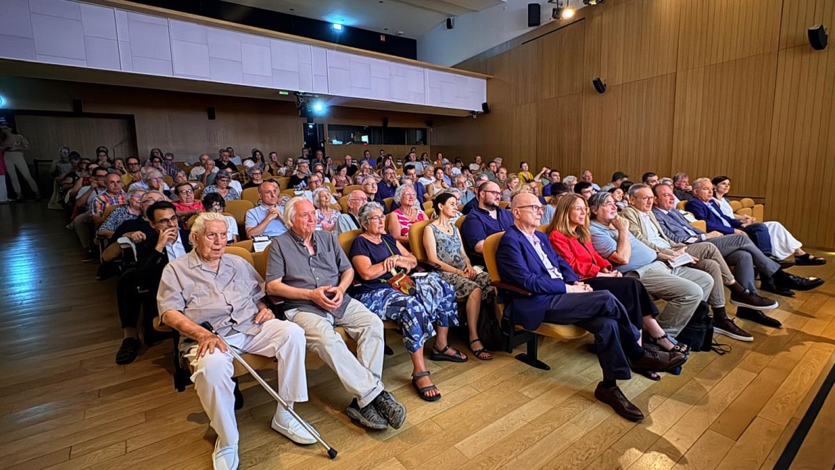 Públic assistent a l’homenatge, celebrat a l’Ateneu Barcelonès, a Conxita Badia i Pau Casals