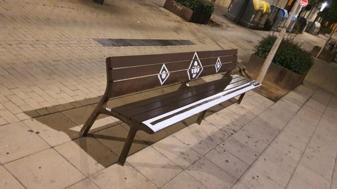 Banc arreglat per un veí a un carrer de Mataró