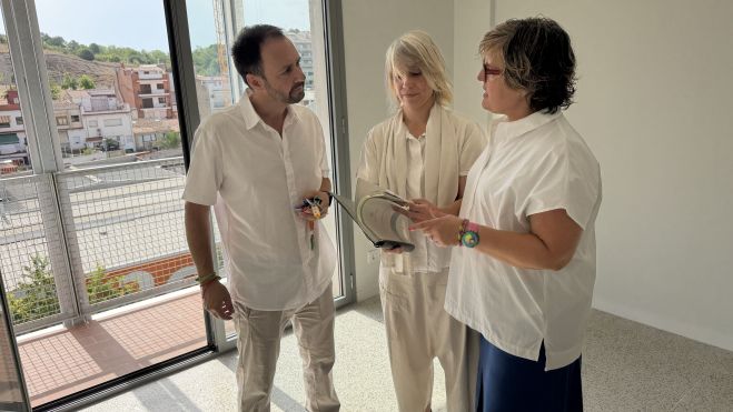 Alcaldessa de Granollers i regidors al menjador d'un pis de lloguer assequible al Passeig de la Muntanya